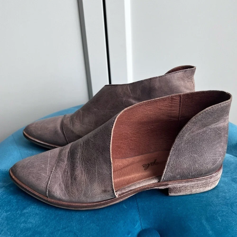 Free People Royale Flat Taupe Brown Leather Slip On Made Spain Sz 37 US 7